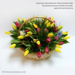 Kompozycja z tulipanów i hiacyntów w koszu